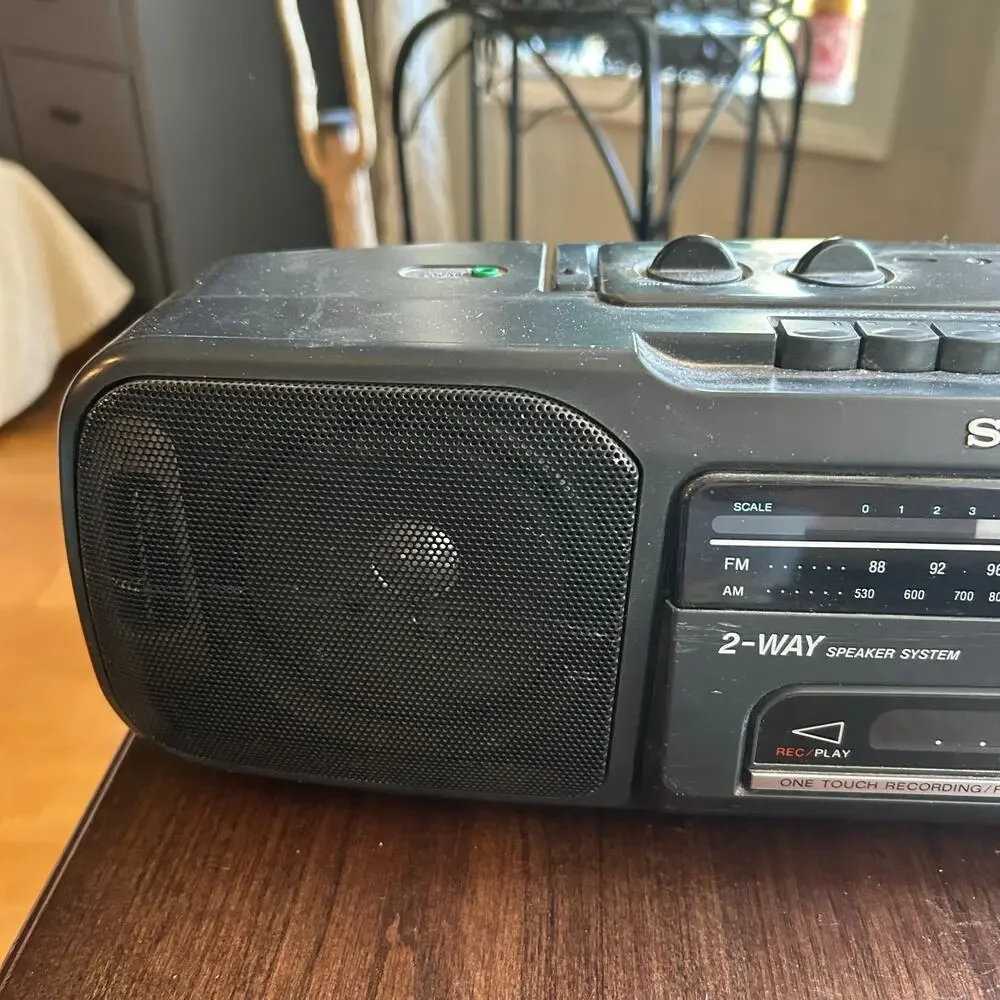 VTG Sony CFS-200 Stereo FM/AM Radio Cassette Recorder Compact Boombox Working